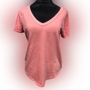 ‘SO Favorite V-Neck’ peach tee